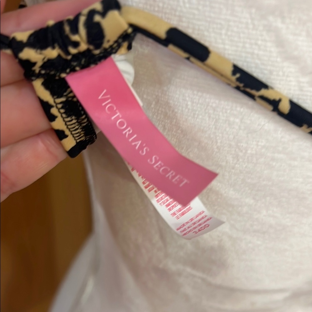 Victoria's Secret The Fabulous Top 34DD - Picture 2 of 3